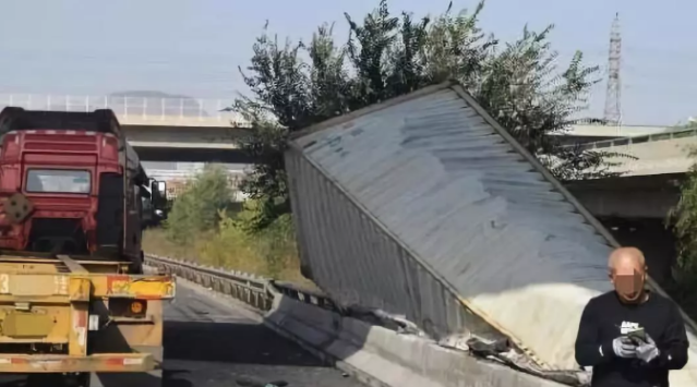 悲劇，超重集裝箱未鎖位轉(zhuǎn)彎時撞上駕駛室，拖車司機(jī)被壓身亡！